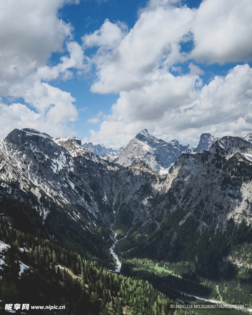 壮丽高山与蓝天白云美景