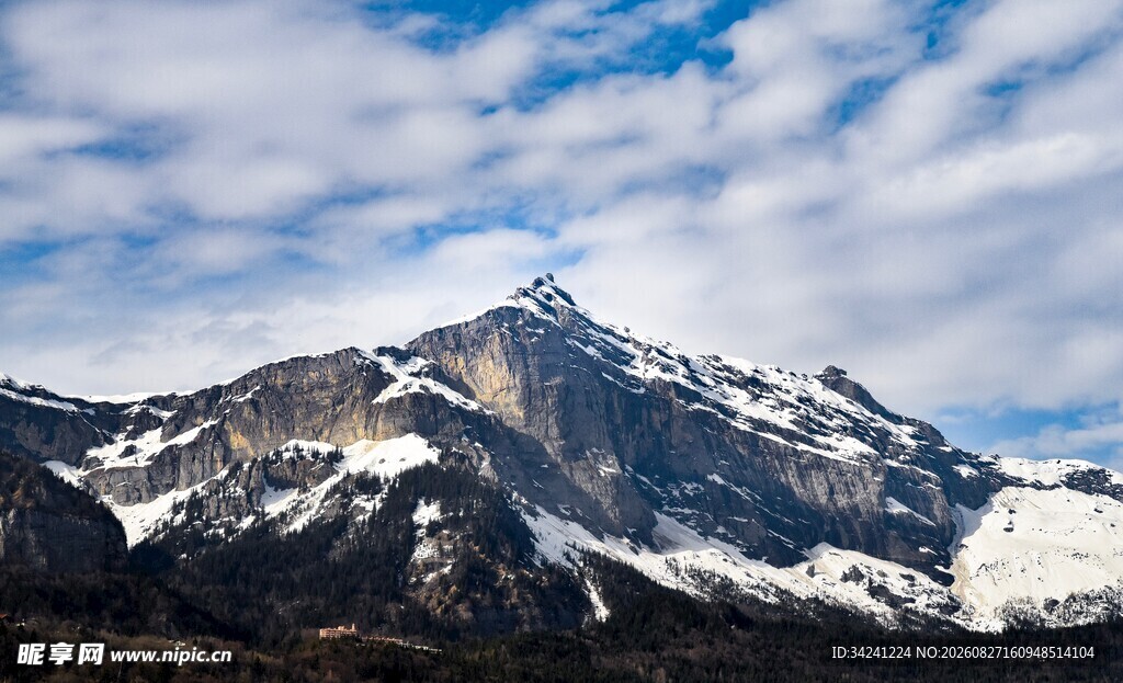 巍峨雪山蓝天白云美景
