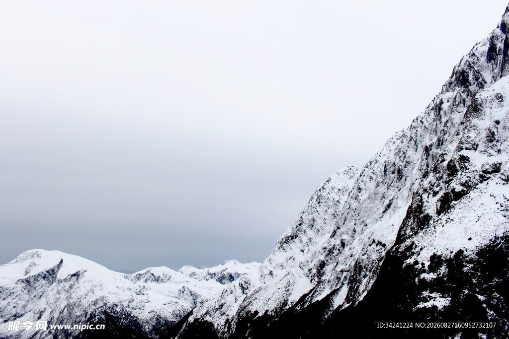 雪山壮丽景致