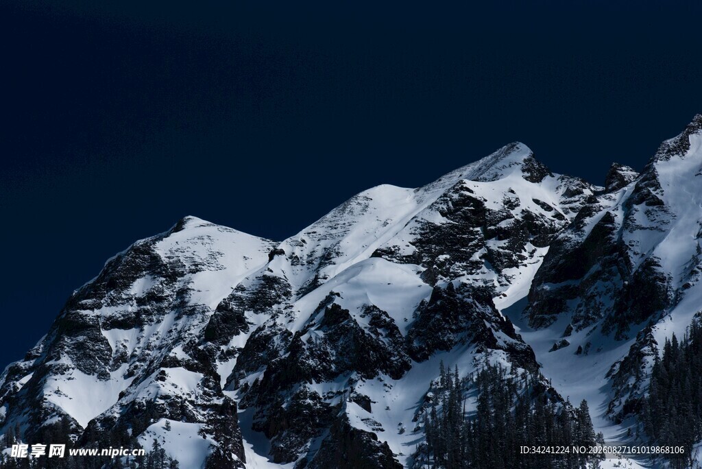 巍峨雪山壮丽景致