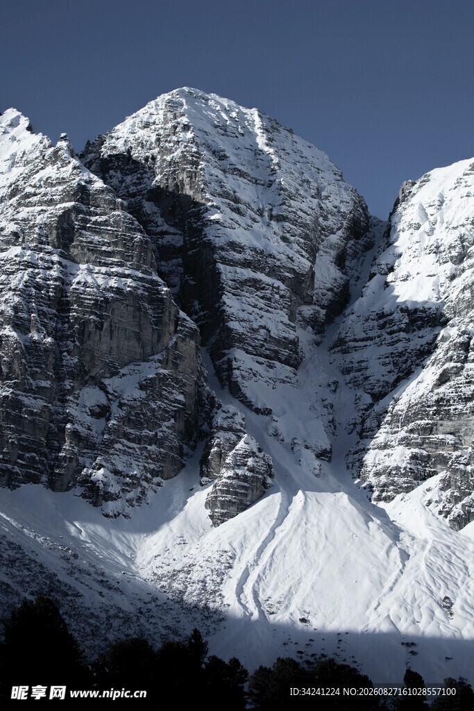 巍峨雪山壮丽景致