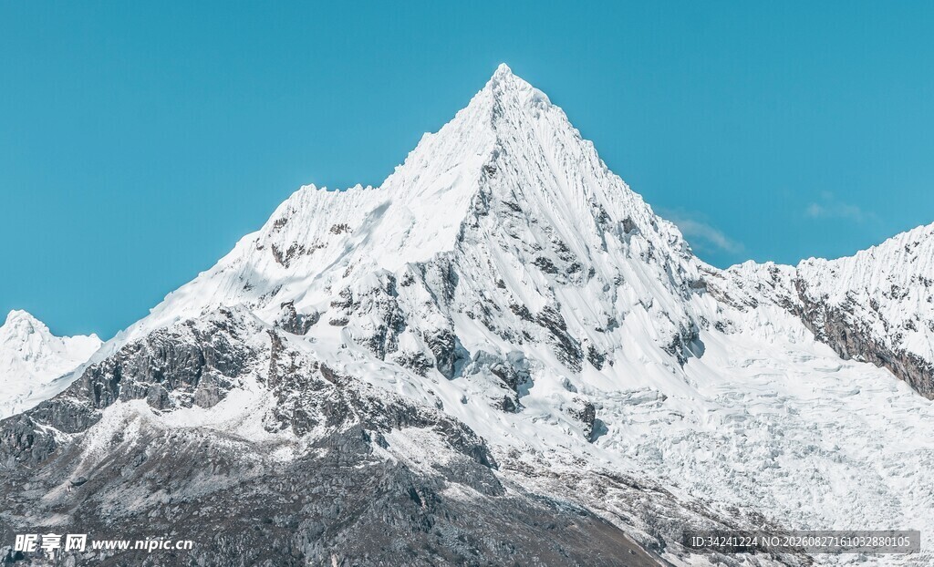 巍峨雪山