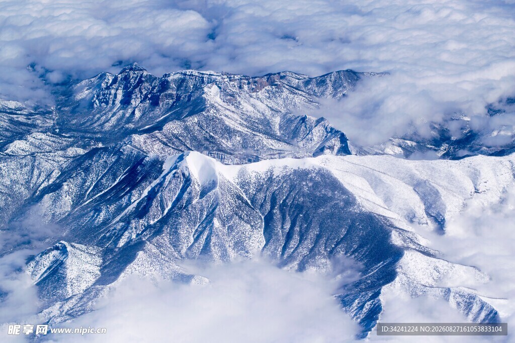 壮丽雪山空中俯瞰美景