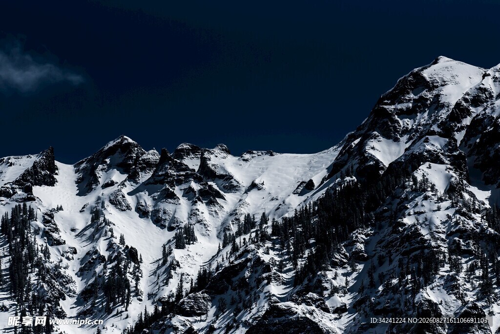 巍峨雪山壮丽景致