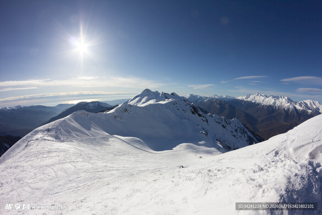 雪山日出壮丽美景