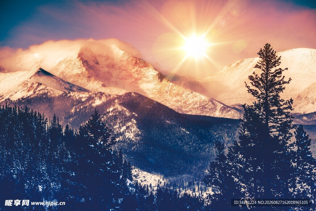 雪山日出美景