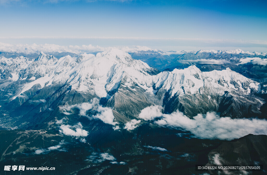 空中俯瞰壮丽雪山景观