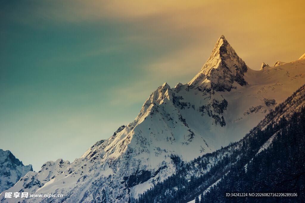 壮丽雪山尖峰美景