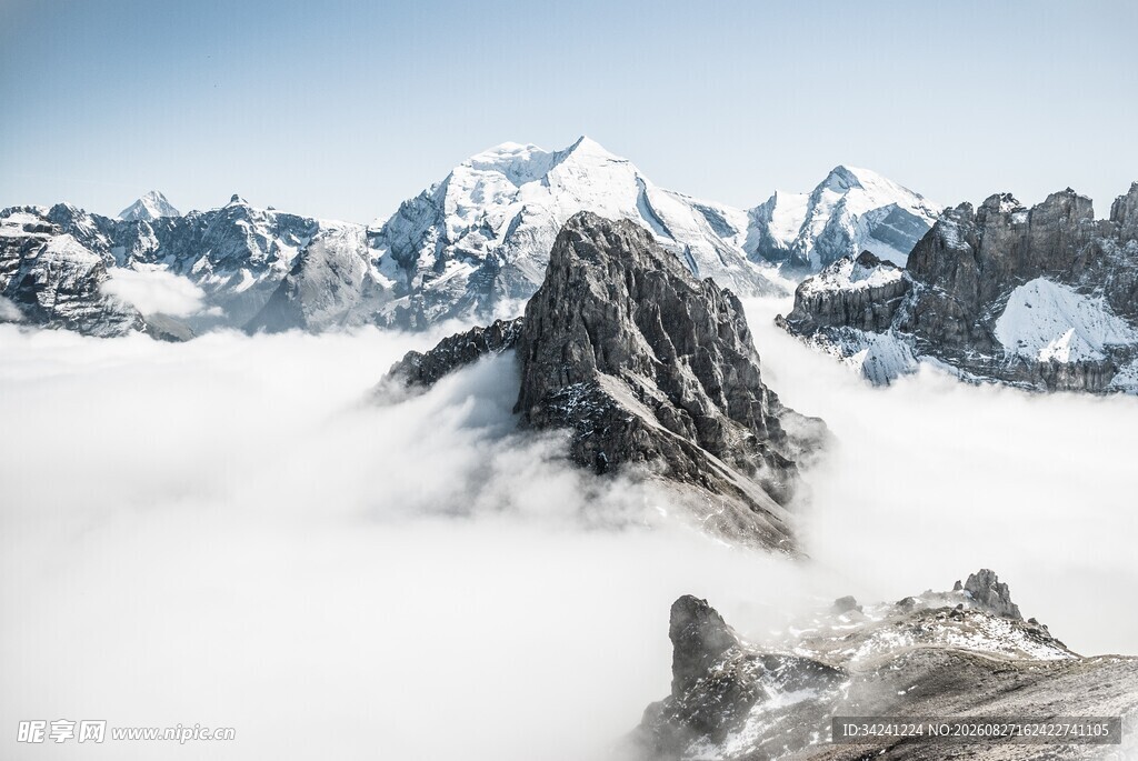 巍峨雪山穿云海
