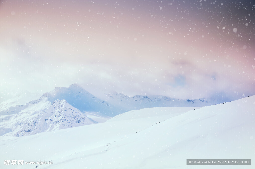 梦幻雪景中的雪山美景