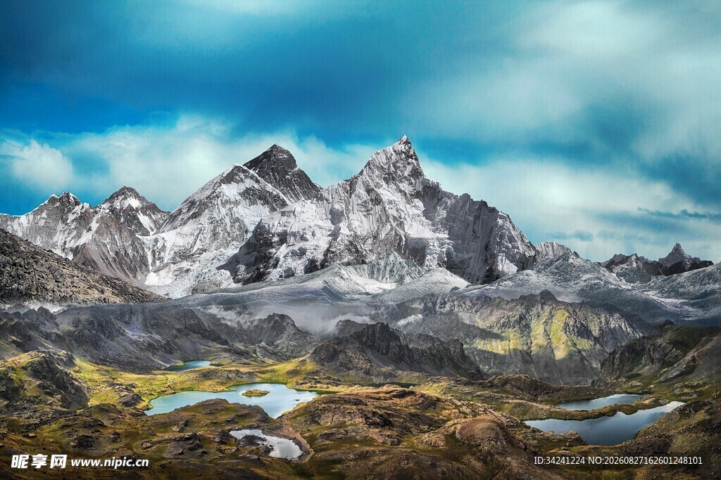 壮丽雪山与山间湖泊景观
