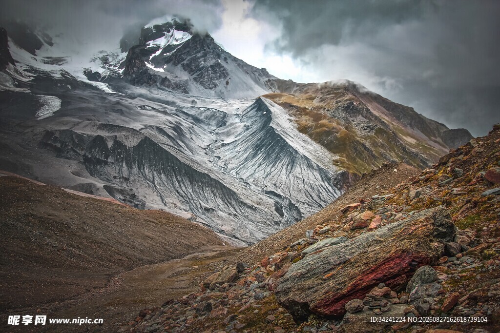 壮丽巍峨的高山景观