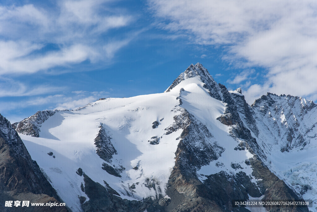巍峨雪山壮丽景致