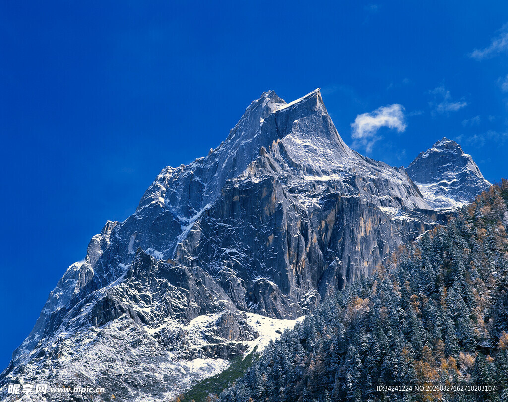 巍峨雪山壮丽景致