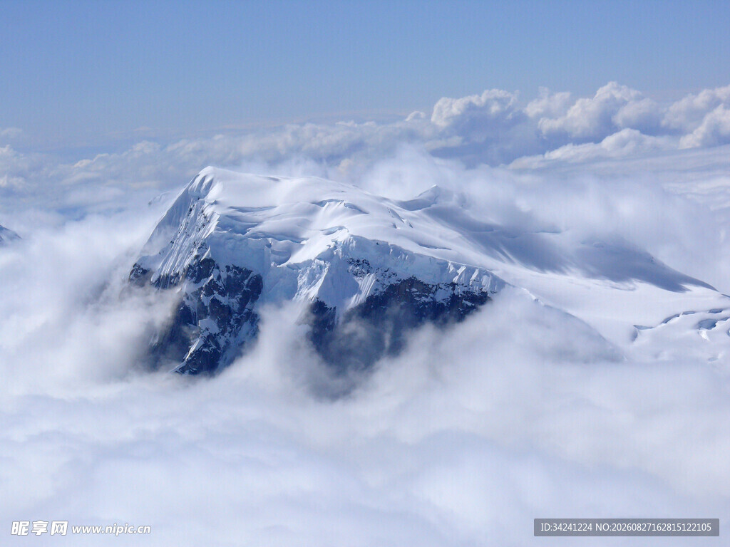 雪山云海间的壮丽景致