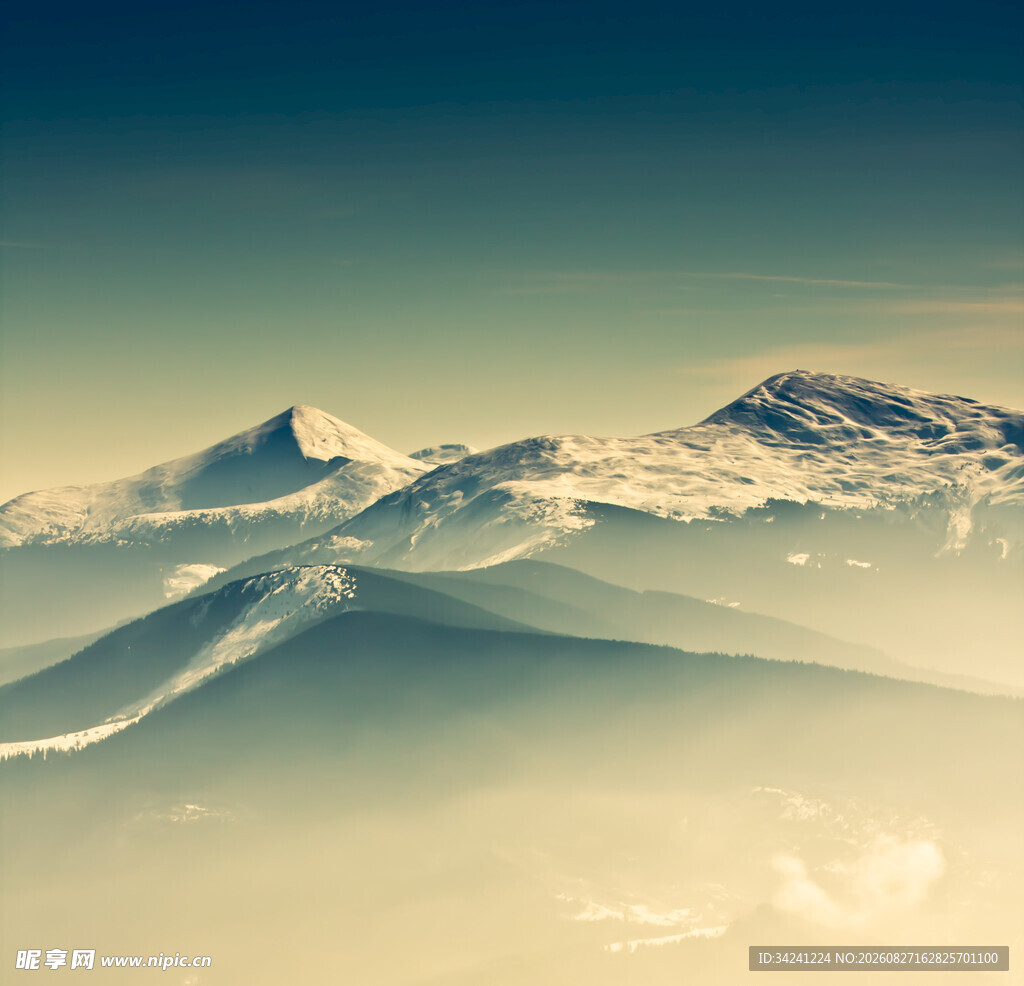 空中俯瞰壮丽雪山景观