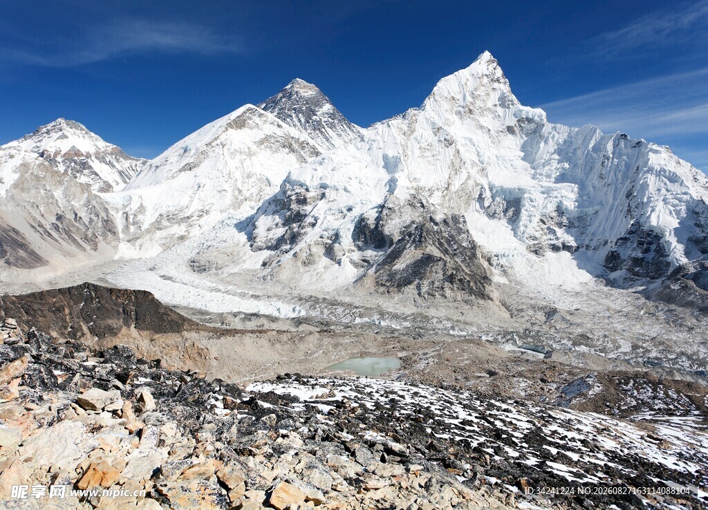 巍峨壮丽的雪山景观