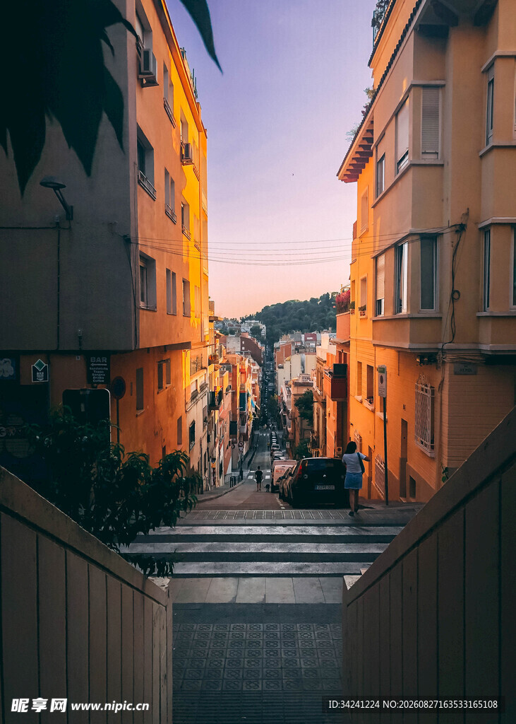 黄昏下的城市街道小巷