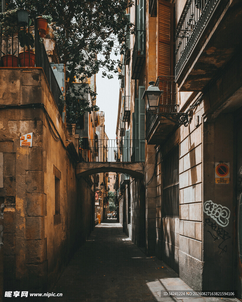 狭窄小巷的复古街景