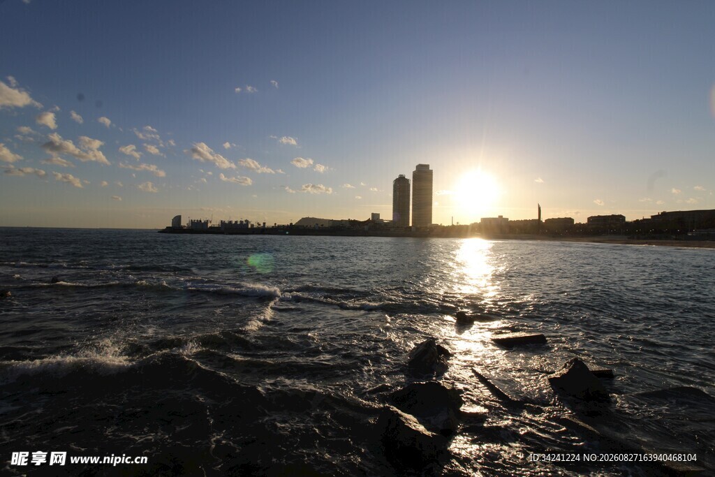 海边日落时的城市风光