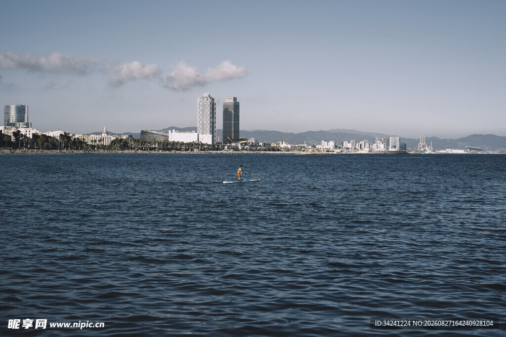 海滨城市的辽阔水域景观