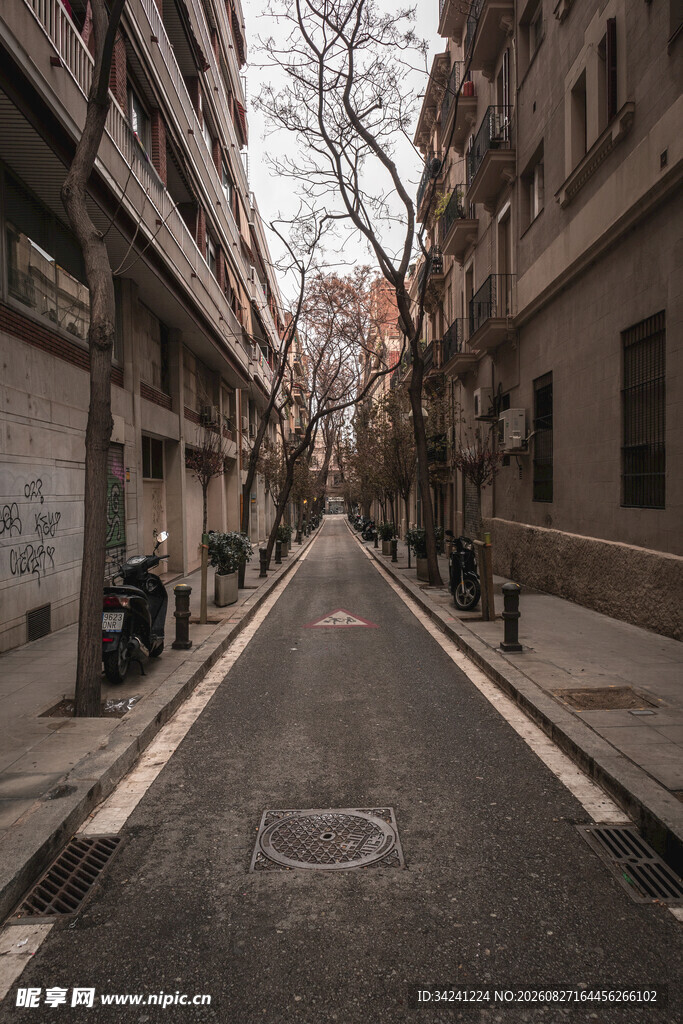 狭窄街道两旁的老旧建筑