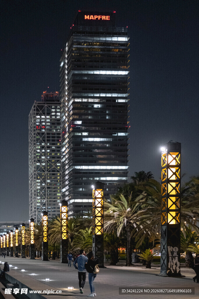 城市夜景下的高楼
