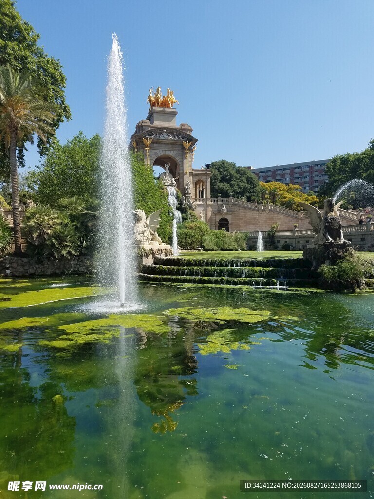 美丽喷泉与翠绿池塘景观