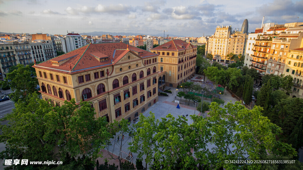 城市中红顶建筑与绿树景观