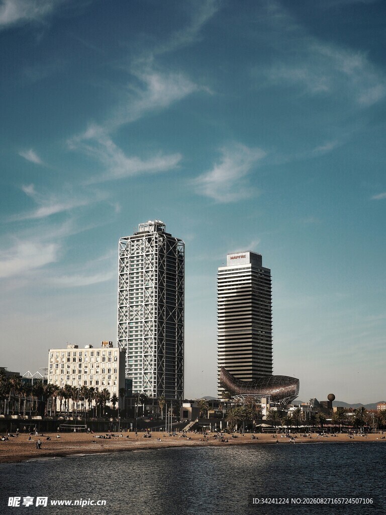 河畔双子高楼景观
