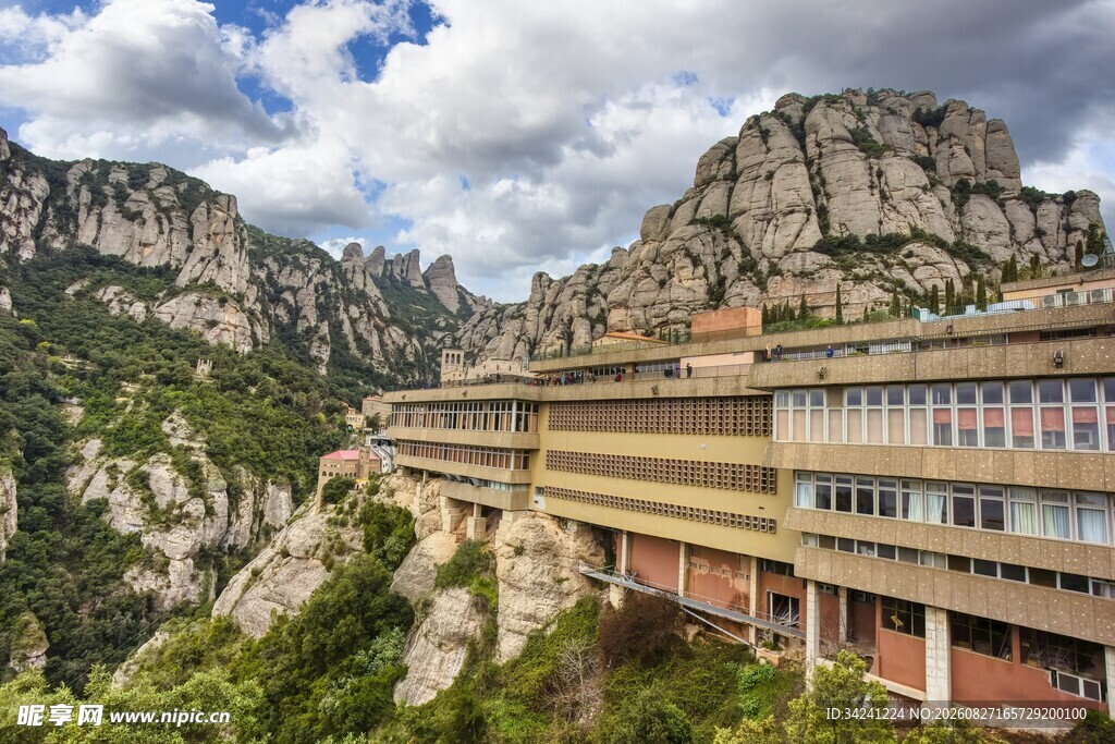 山间壮丽建筑景观