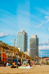 海滨城市沙滩与高楼美景