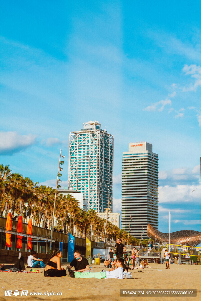 海滨城市沙滩与高楼美景