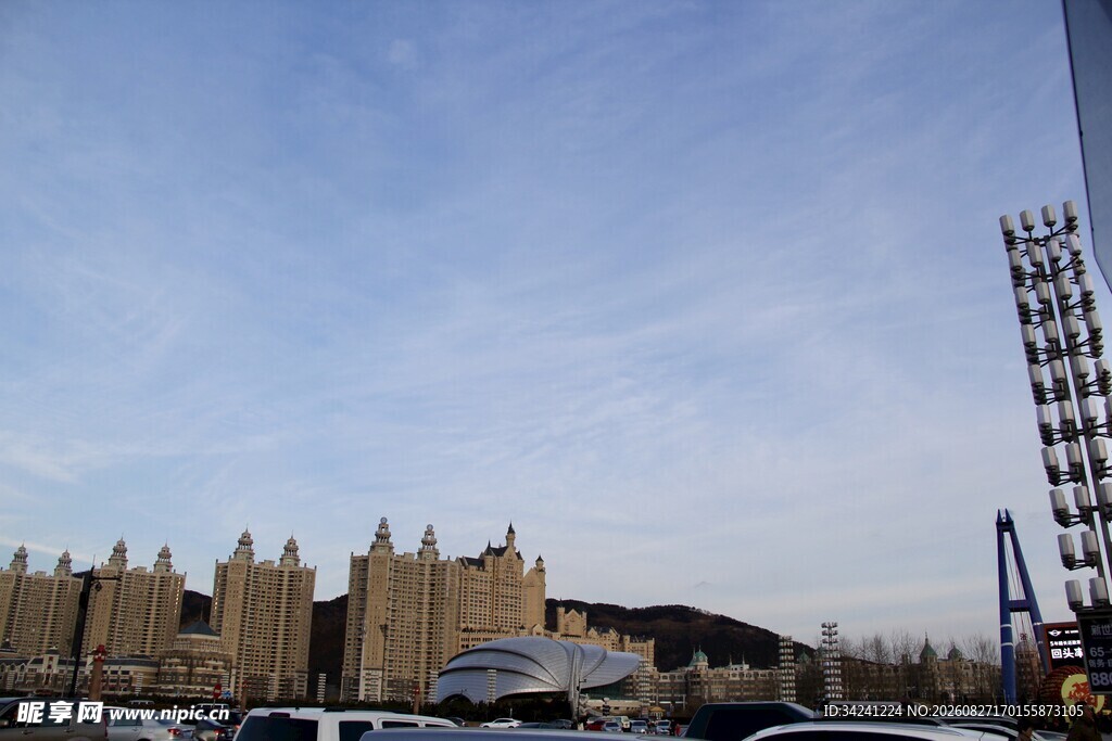 城市建筑景观与晴朗天空