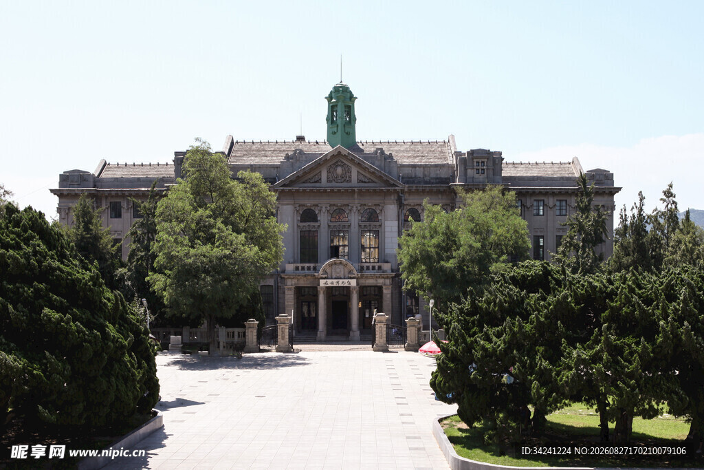 古典风格建筑前绿树成荫