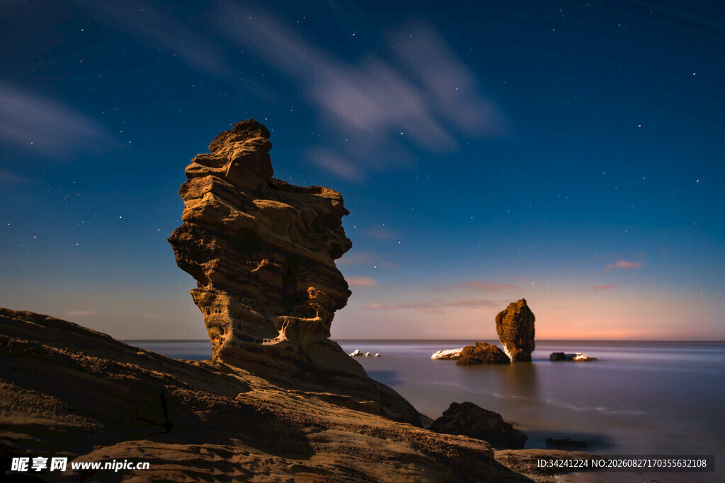 海边奇形礁石的美丽黄昏