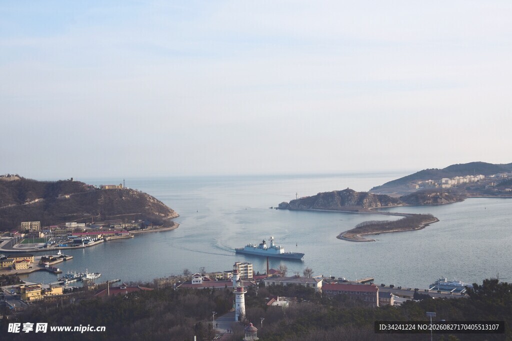 海滨风光船只停泊港湾