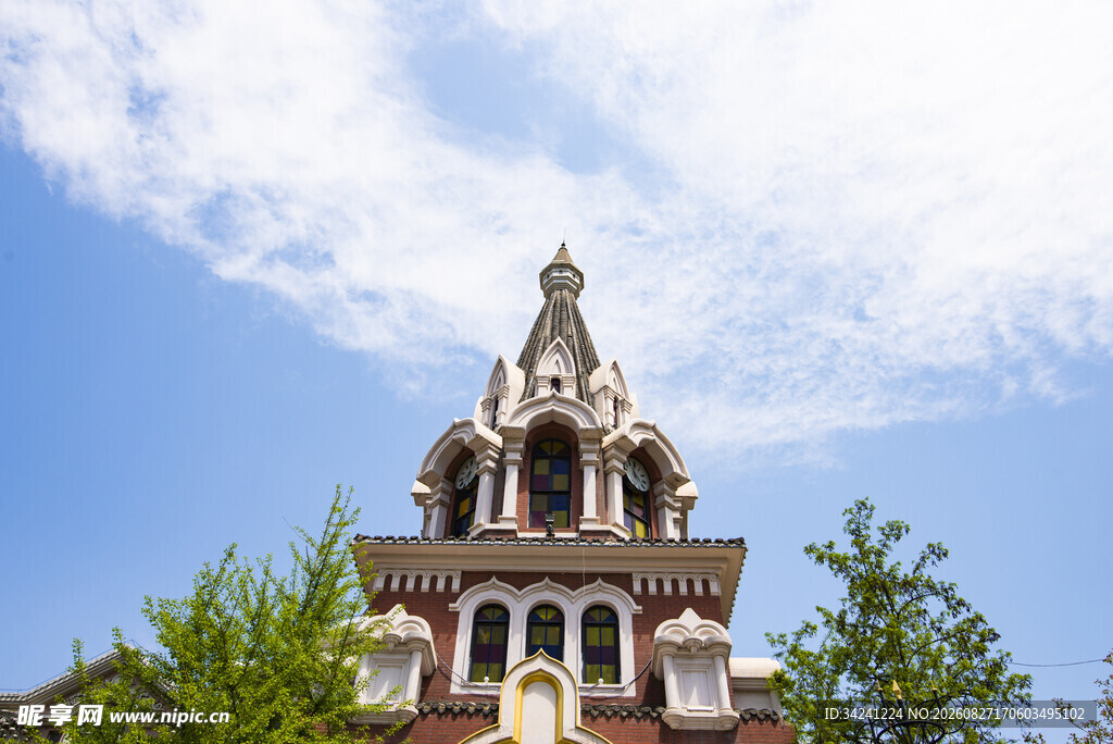 欧式古典建筑蓝天绿树间