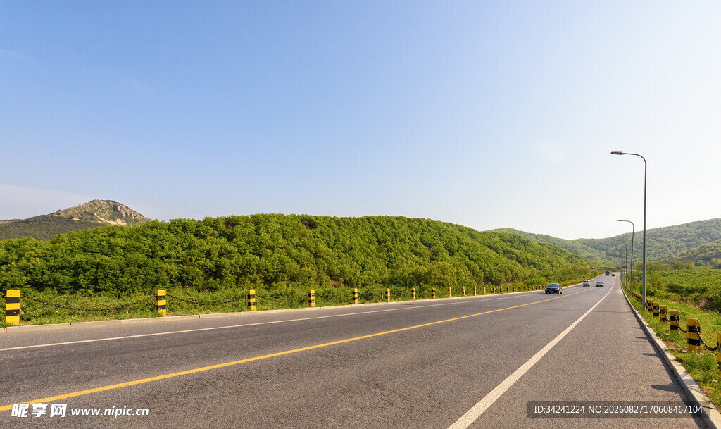宽阔公路旁的葱郁青山
