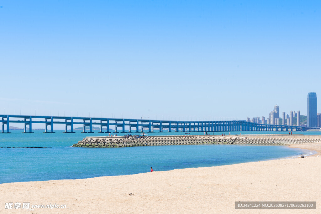 海滨大桥与城市天际线
