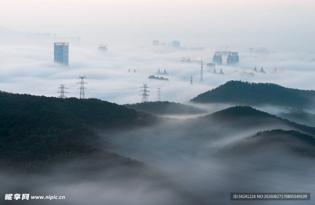山峦云海间的城市天际线