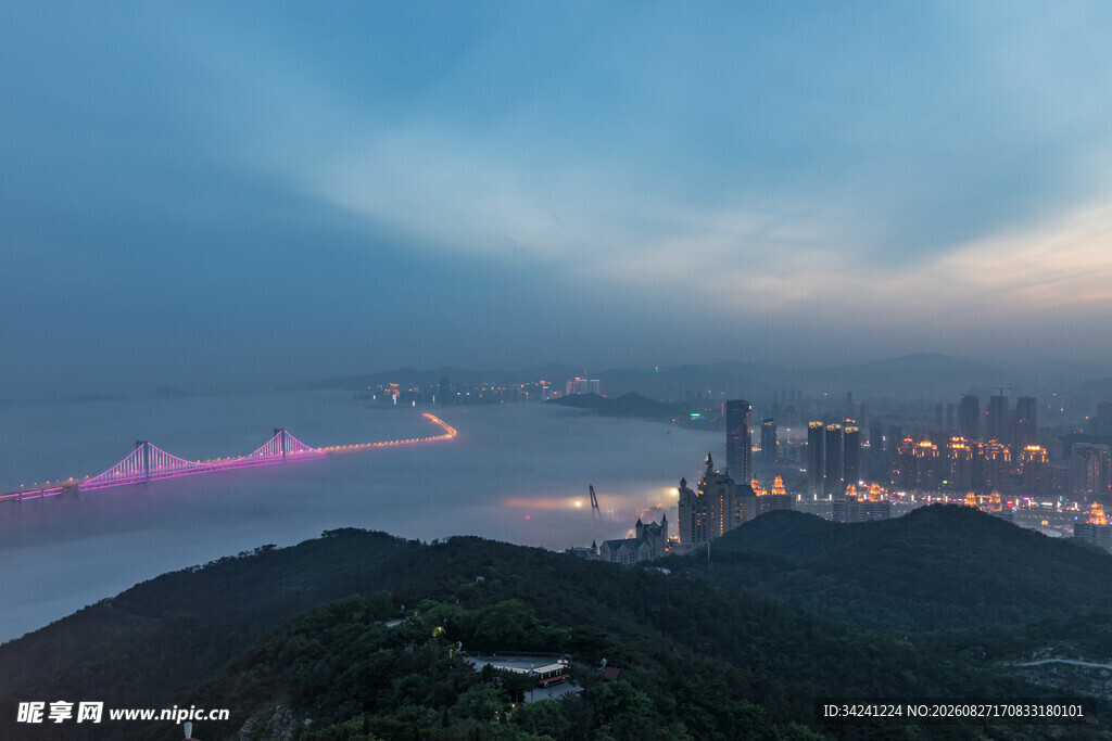 山城夜景俯瞰璀璨灯火