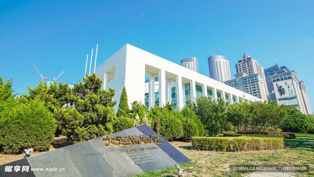 现代建筑与绿植景观