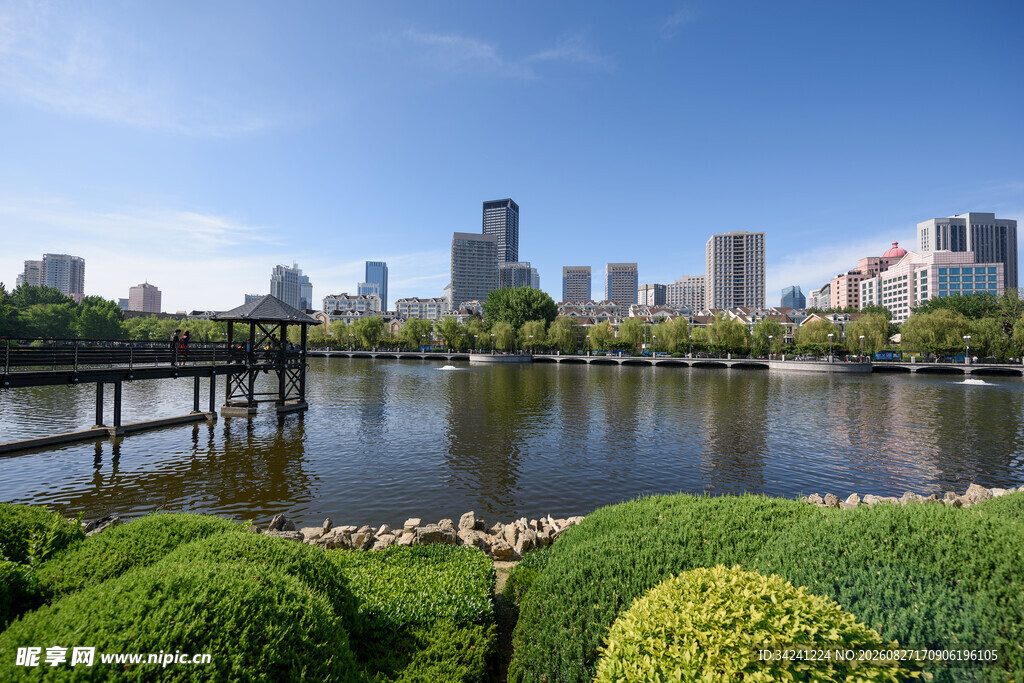 城市湖畔美景