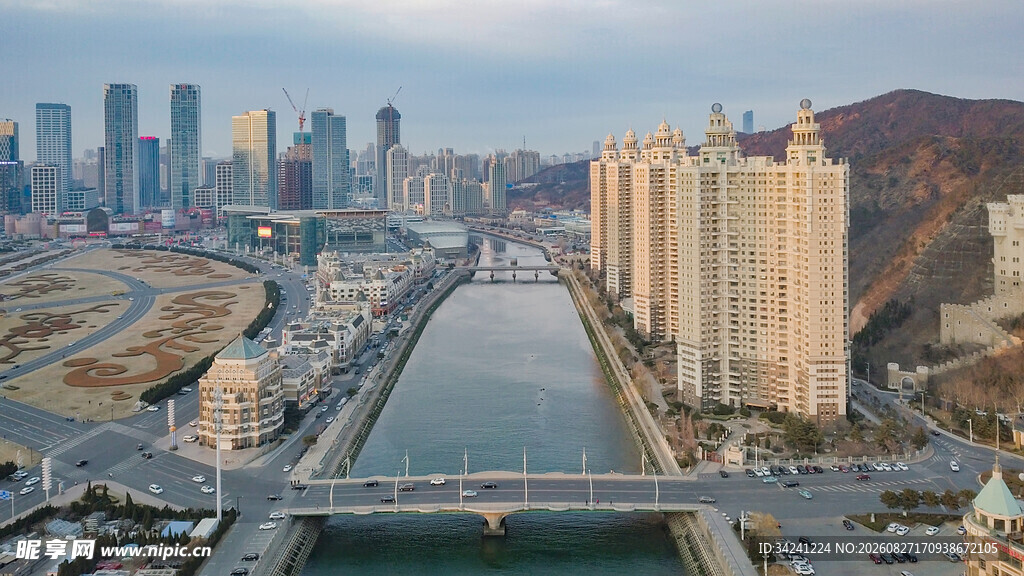 城市河流与高楼景观