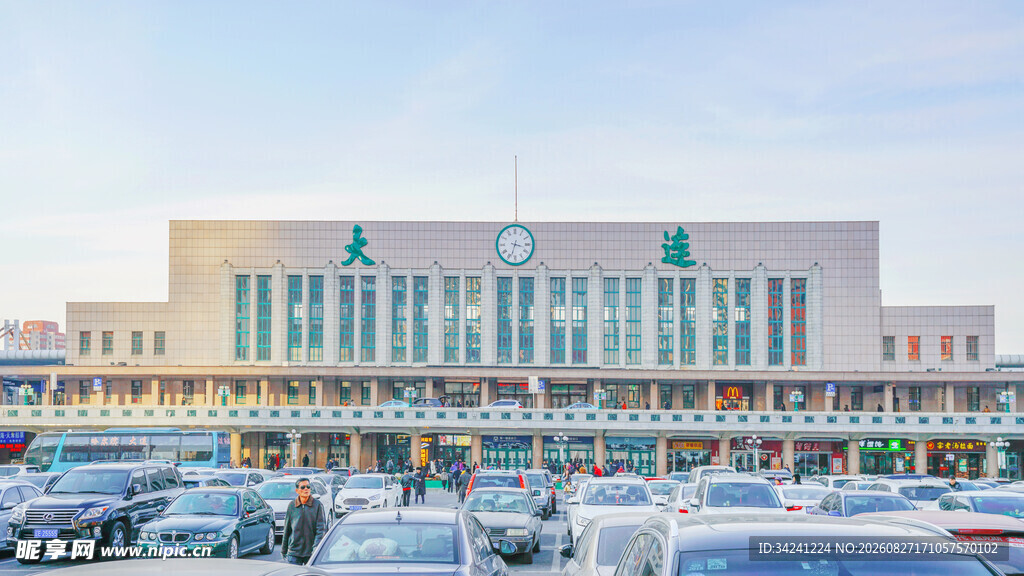 冬日城市中的大型建筑景观