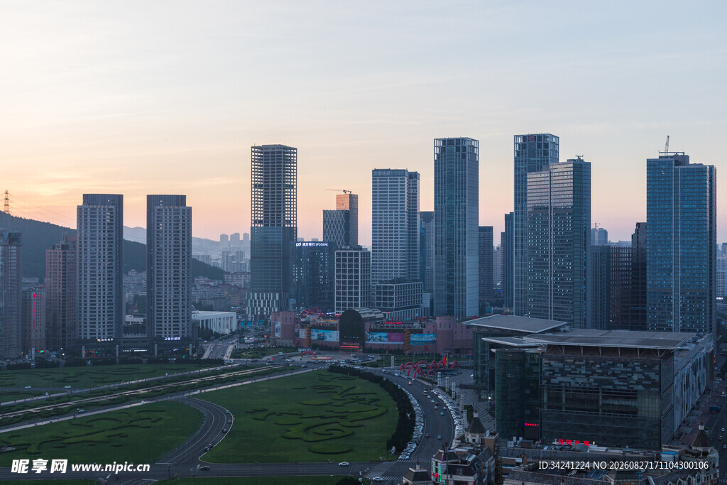 黄昏下的都市高楼与道路