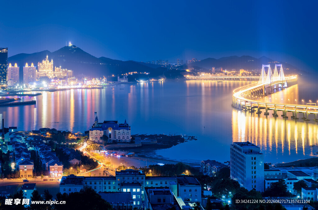 海滨城市璀璨夜景