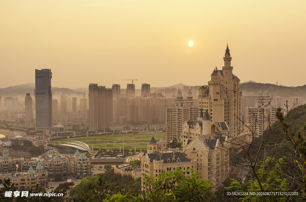 黄昏下的城市与独特建筑