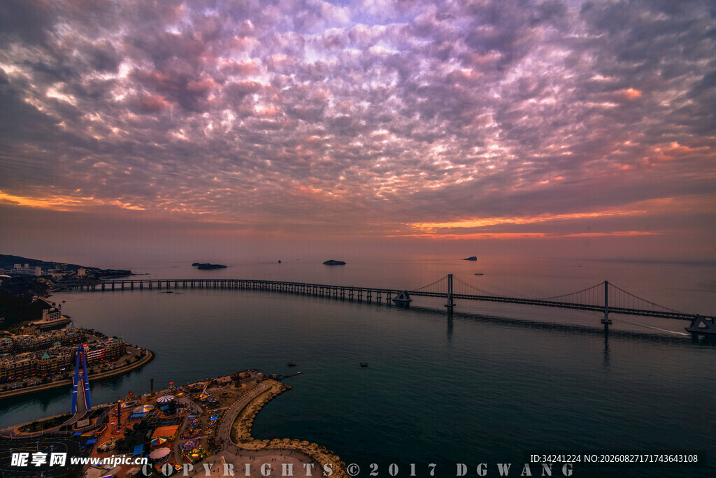海上大桥的绚丽黄昏景色